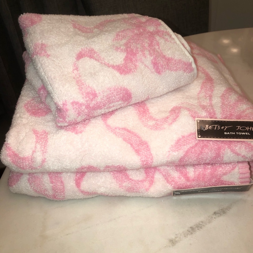 🎀 BetseyJohnson Pink Bow  Pattern / 2 bath towels & 1 hand towel